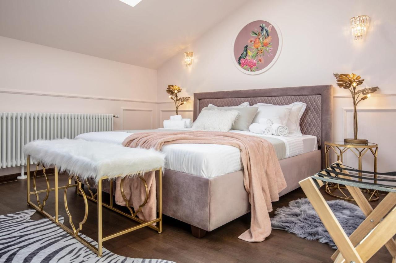 Holt Old Town Luxury Suites Bukarest Eksteriør billede