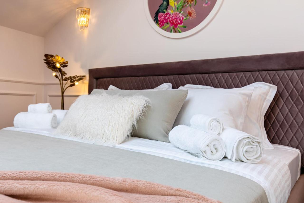 Holt Old Town Luxury Suites Bukarest Eksteriør billede
