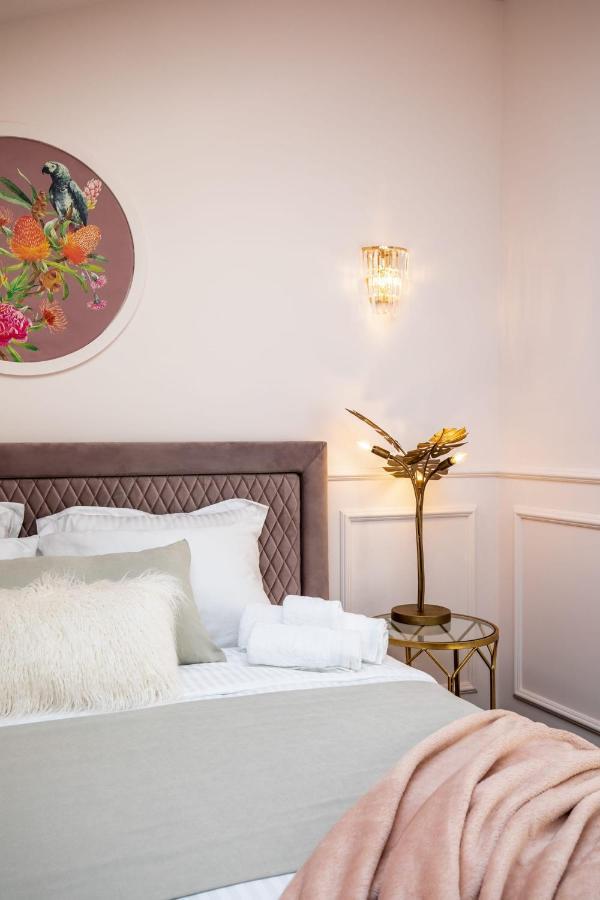 Holt Old Town Luxury Suites Bukarest Eksteriør billede